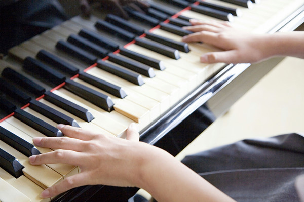 从小学钢琴的孩子是否会离成功更近？学钢琴又能带给孩子什么？