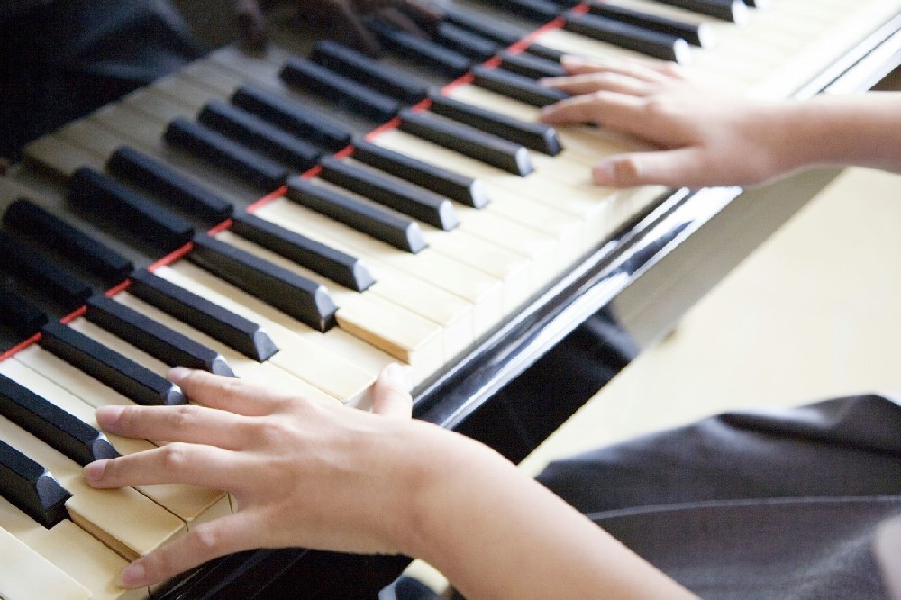 成人学钢琴，其实也没有那么困难，只要你克服了下面这四点，成人学琴就容易的多了。