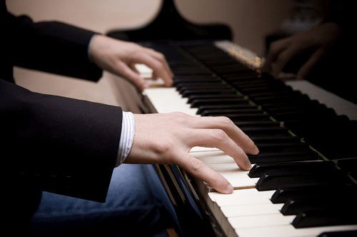 弹钢琴对老年人的身心健康也十分有益处。具体体现在以下几点。