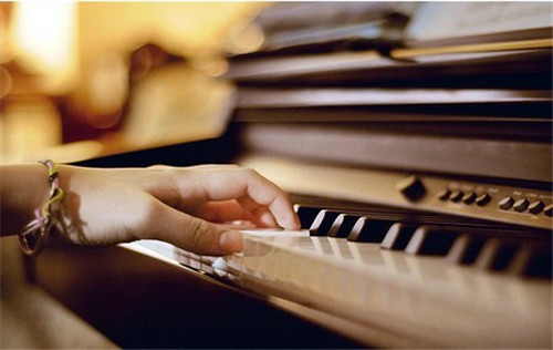 总结了以下三点初学钢琴的注意事项，仅供参考。