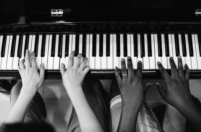 对成人来说，学钢琴到底有哪些好处？