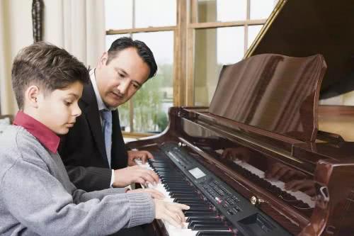 钢琴课程多少钱一节课算合理？要如何找老师和机构？